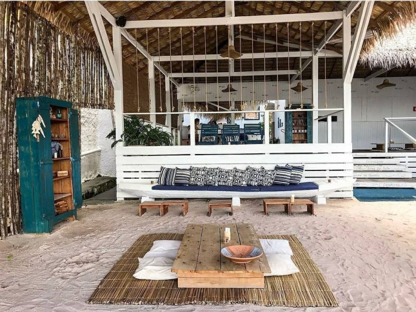 Ambiente pé na areia do Ty Comedoria e Bar, que serve drinques e pratos tapajônicos / Reprodução/Instagram/@tycomedoriaebar