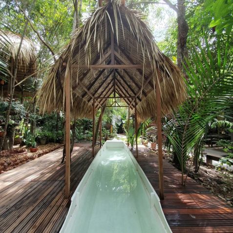 "Ofurô amazônico" na Vila de Alter: barquinho cheio d'água é opção para relaxamento na pousada / Reprodução/Instagram/@viladealter
