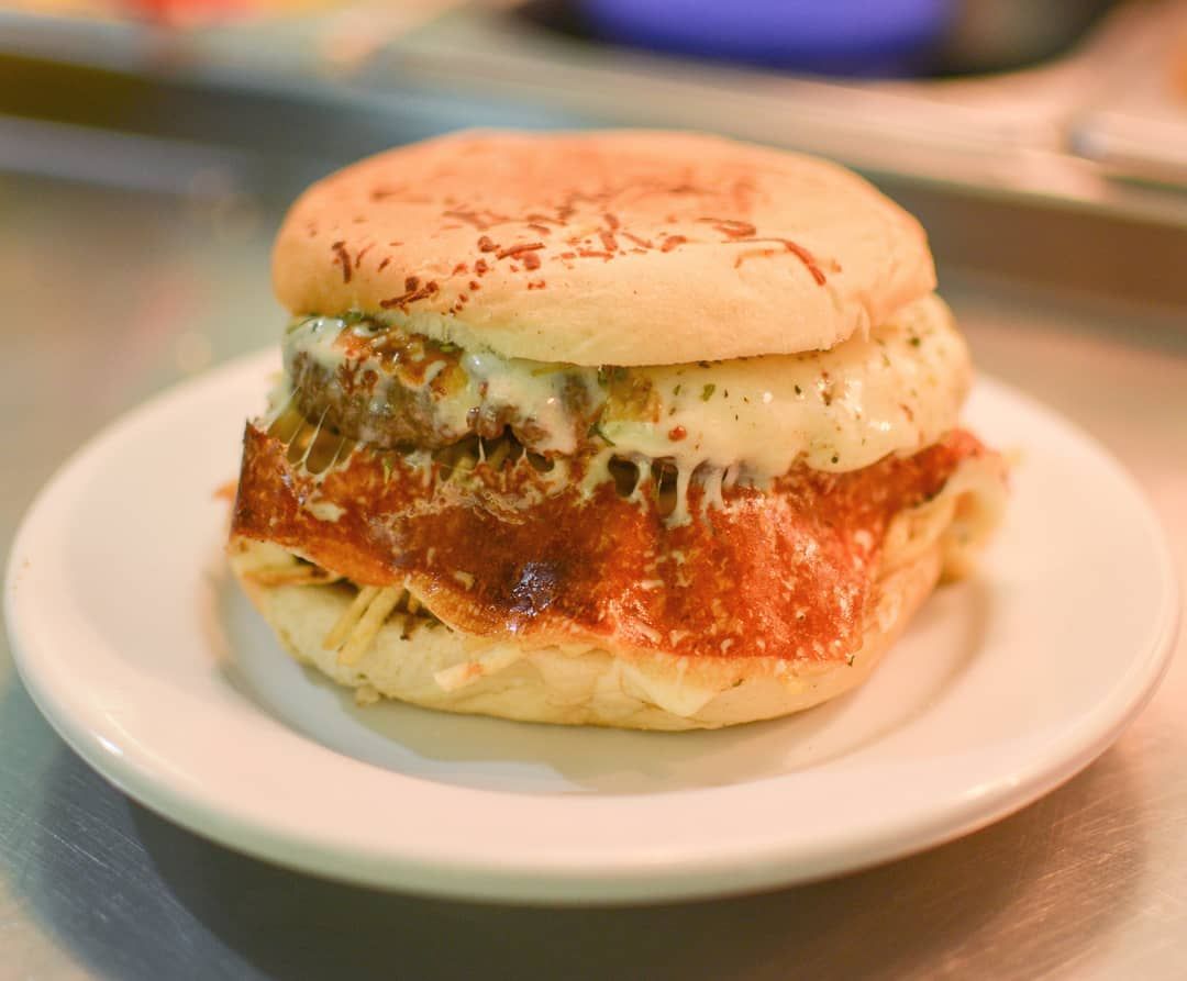 Banana XBom da casa vem com requeijão, banana frita na chapa, batata palha, hambúrguer, queijo e orégano / Reprodução/Instagram/@xbomohamburguer