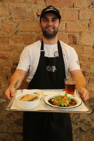 Chef Sardinha segurando o menu do dia / Édipo Ferraz