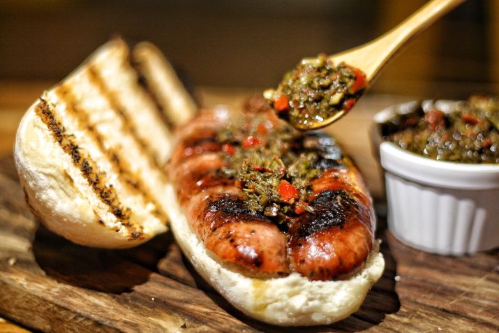 Chimi Choripanes é uma casa especializada no tradicional sanduíche argentino. Na foto, o clássico: linguiça, pão artesanal e chimichurri / Divulgação