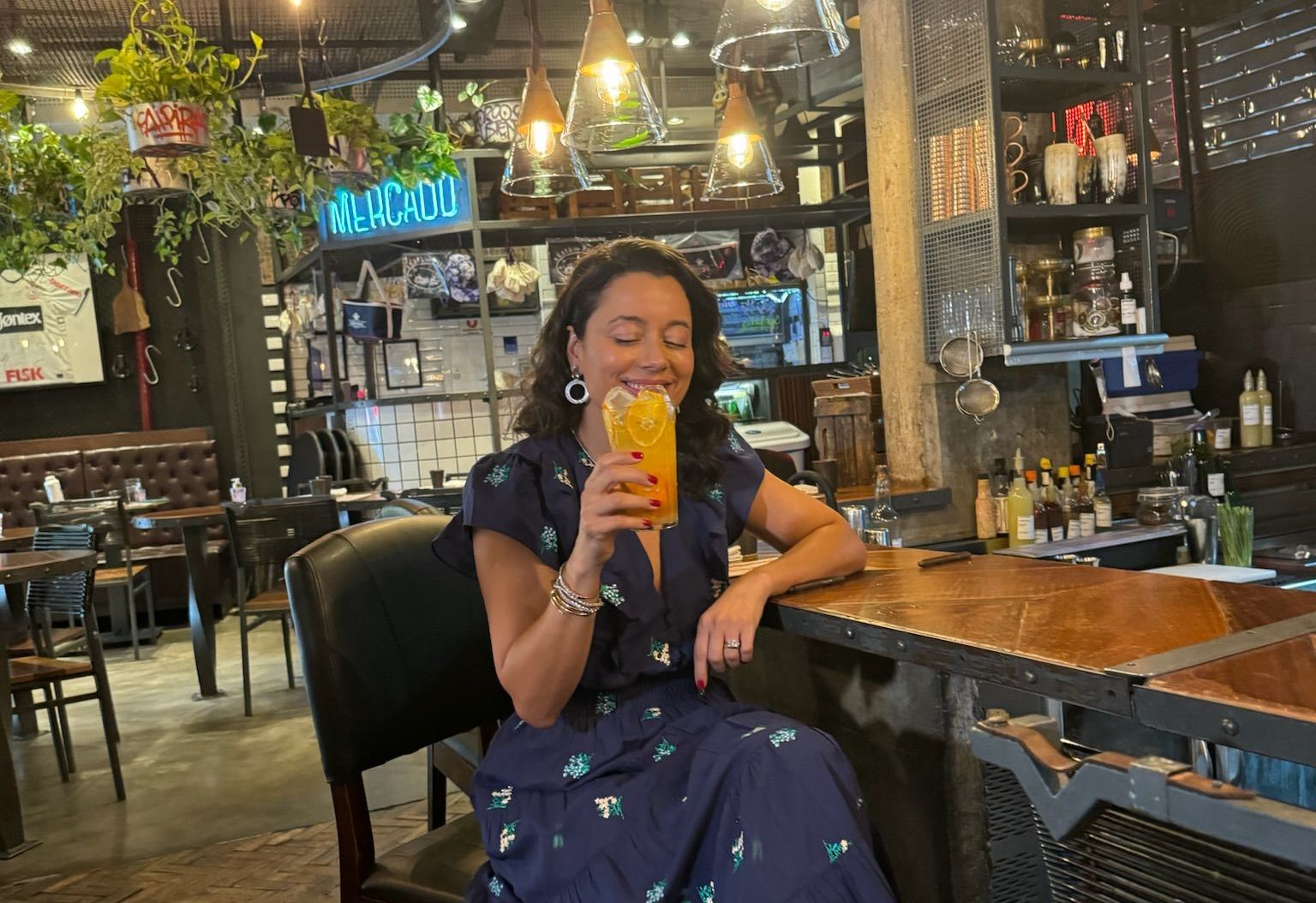 Daniela Filomeno aprecia drinque n'A Casa do Porco, no centro de São Paulo • CNN Viagem & Gastronomia