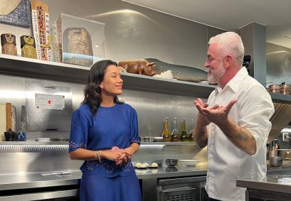 Daniela Filomeno e Alex Atala na cozinha do D.O.M.