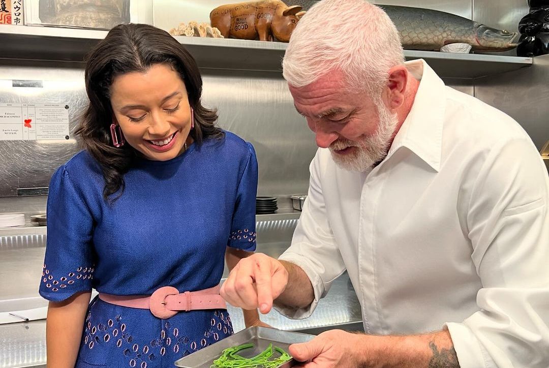 Daniela Filomeno aprecia criações de Alex Atala na cozinha do D.O.M. / CNN Viagem & Gastronomia