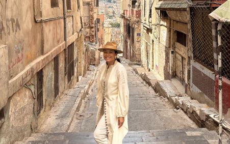 Daniela Filomeno pelas vielas da cidade de Orã, na Argélia