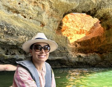 Daniela Filomeno em gruta pela região do Algarve