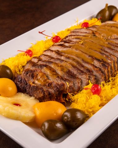 Além de delícias portuguesas, o Gajos D'ouro oferece pratos típicos de fim de ano. Na foto, o pernil de porco desossado ao forno com frutas em caldas e fios de ovos / Tomás Rangel