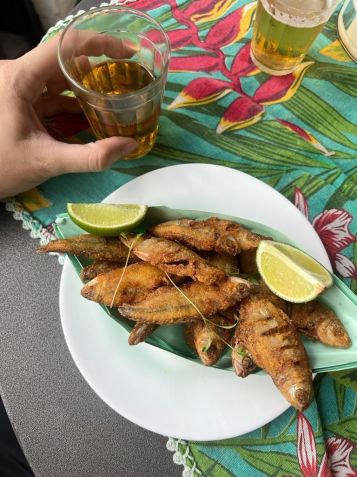 Lambari frito servido no barquinho de papel / Lorena Martins