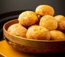 Pão de queijo entra em lista de 50 melhores pães do mundo; veja