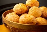 Pão de queijo entra em lista de 50 melhores pães do mundo; veja