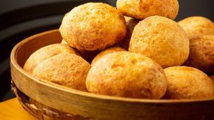Pão de queijo entra em lista de 50 melhores pães do mundo; veja