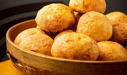 Pão de queijo entra em lista de 50 melhores pães do mundo; veja