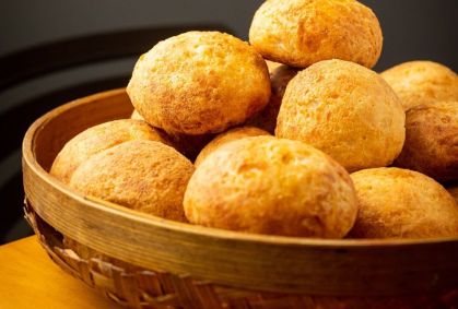 Pão de queijo entra em lista de 50 melhores pães do mundo; veja