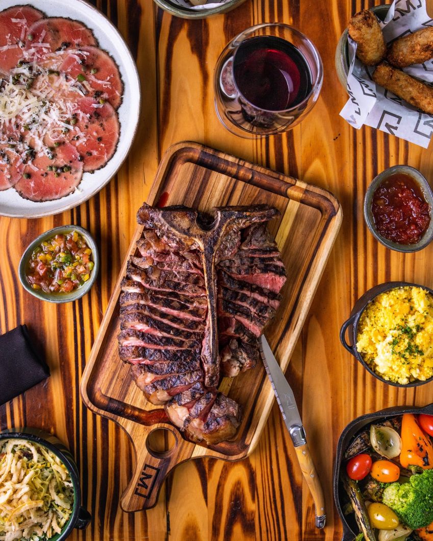 Bisteca Fiorentina e acompanhamentos do Malta Beef Club, que tem cortes de carne premium como protagonistas / Tomás Rangel