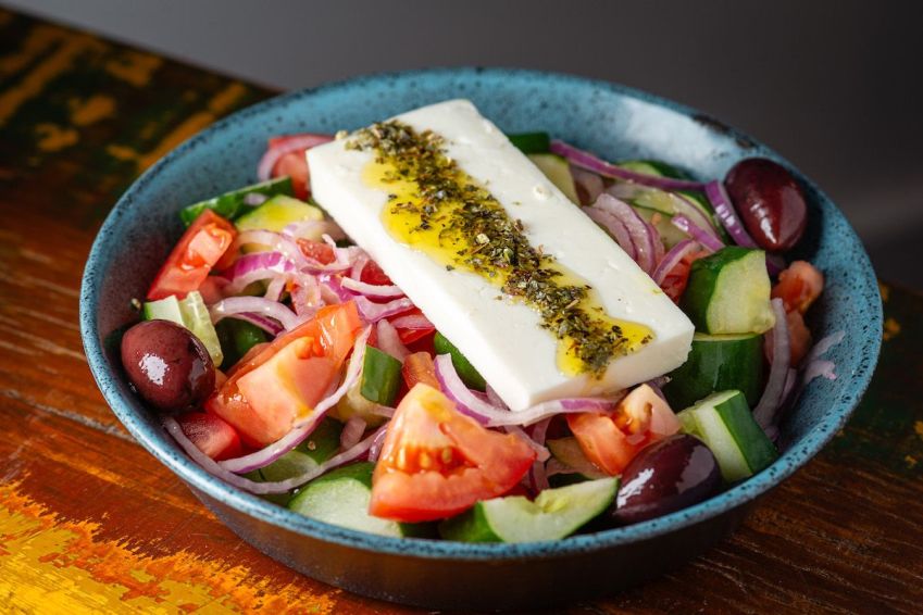 Salada com pepino, tomate, cebola roxa, queijo feta e azeitonas kalamata / Gustavo Pitta