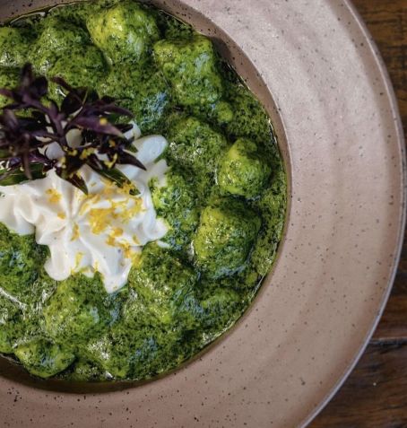 Gnochhi ao pesto com burrata e limão siciliano é uma das opções da Pici Trattoria, em Ipanema / Reprodução Instagram
