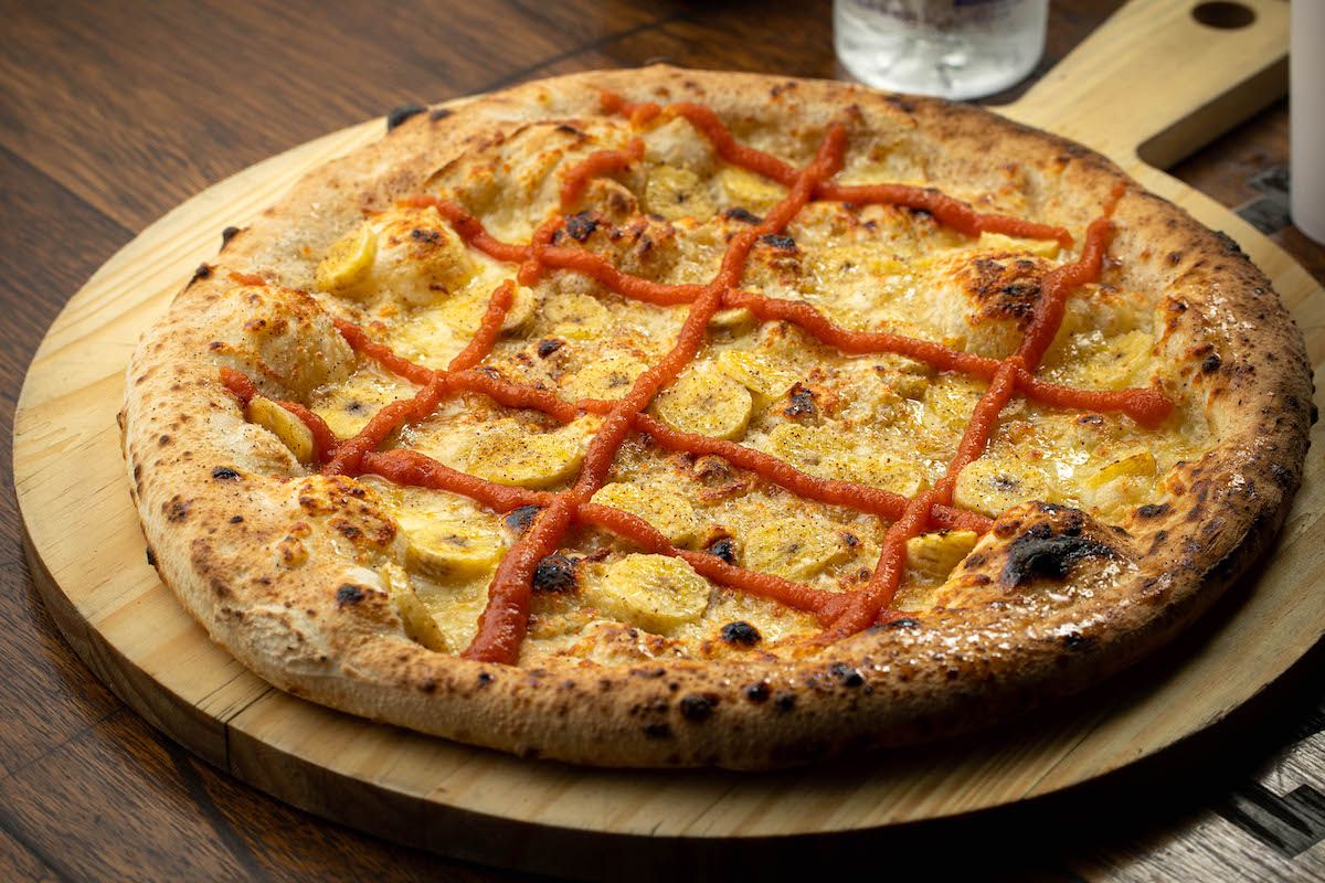 Pizza de banana com queijo e coulis de tomate / Victor Schwaner