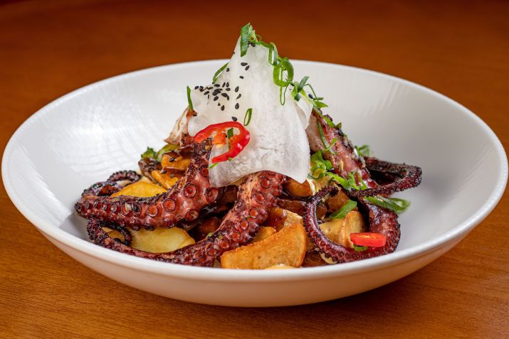 Uma das opções do menu é o polvo grelhado com brócolis e cogumelos ao molho cantón com alho crocante, batatas rústicas com páprica defumada, pimenta de sechuan e picles de nabo / Divulgação
