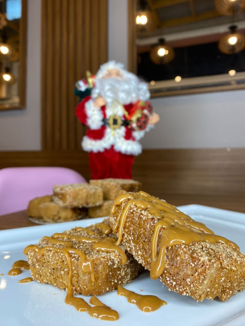 Uma das opções do catálogo de natal da Diju é sua rabanada, sem glúten e lactose, com coberta de doce de leite / Divulgação