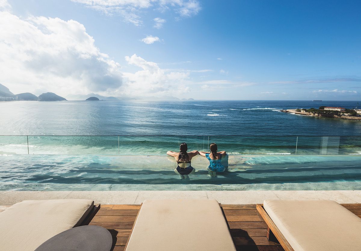 Piscina do hotel fica no rooftop, com vista privilegiada para a praia de Copacabana / Divulgação