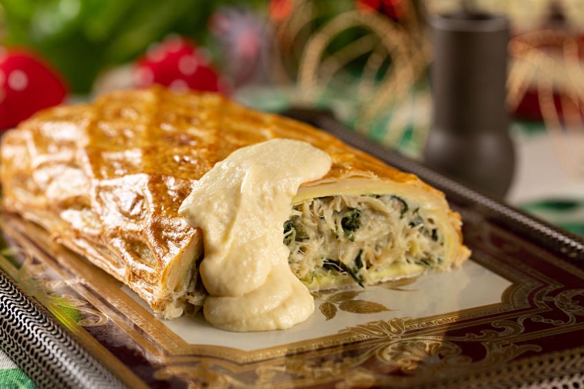 No Sotto, chef Elia Schramm prepara diferentes receitas para a ceia de Natal. Na foto, strudel de bacalhau, ingrediente protagonista do menu / Rodrigo Azevedo Fotografia