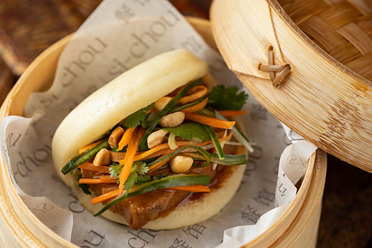 Gua Bao recheado de atum batido temperado, com missô picante, ova de peixe voador, shari e nori coreana / Rodrigo Azevedo