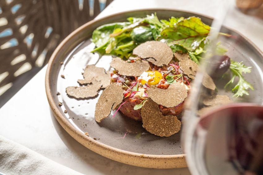 Steak Tartar de mignon com as grandes protagonistas da Tartuferia San Paolo: as Trufas Negras / Rubens Kato