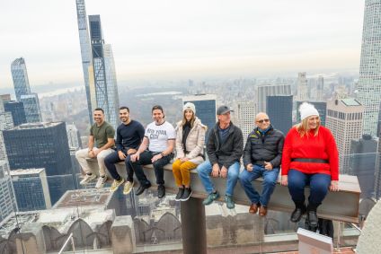 Visitantes na atração The Beam, no Top of the Rock, em Nova York