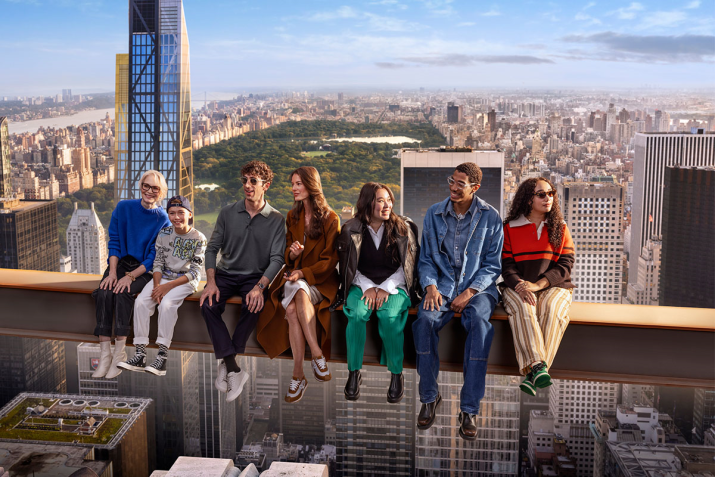 Visitantes são erguidos em 3,6 metros e giram 180 graus em viga temática no deque do Top of the Rock • Divulgação/ Tishman Speyer