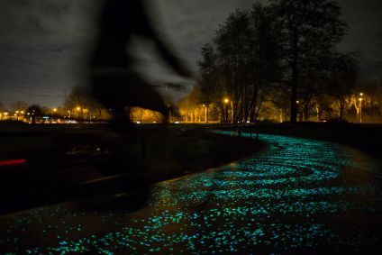 Pessoas andam de bike na ciclovia holandesa inspirada por obra de Van Gogh