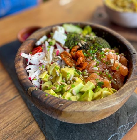 Para quem busca um começo de ano mais leve, o ViaSete, em Ipanema, oferece opções de bowls e peixes / Divulgação