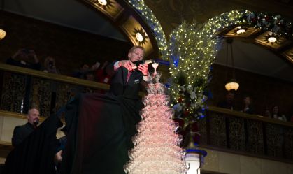 Cascata de champanhe com mais de 5 mil taças é tradição natalina em hotel dos EUA