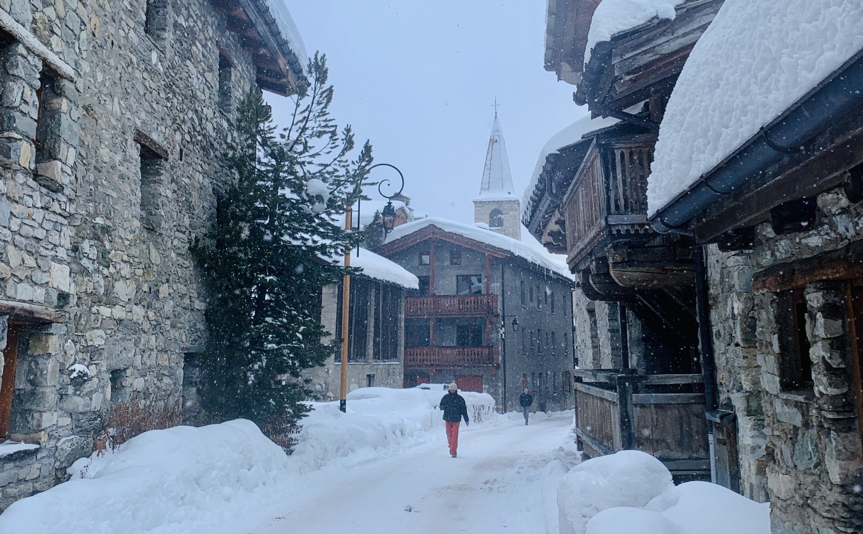Igrejinha barroca de 1664 é alma do centro antigo da pequena Val d'Isère • Saulo Tafarelo