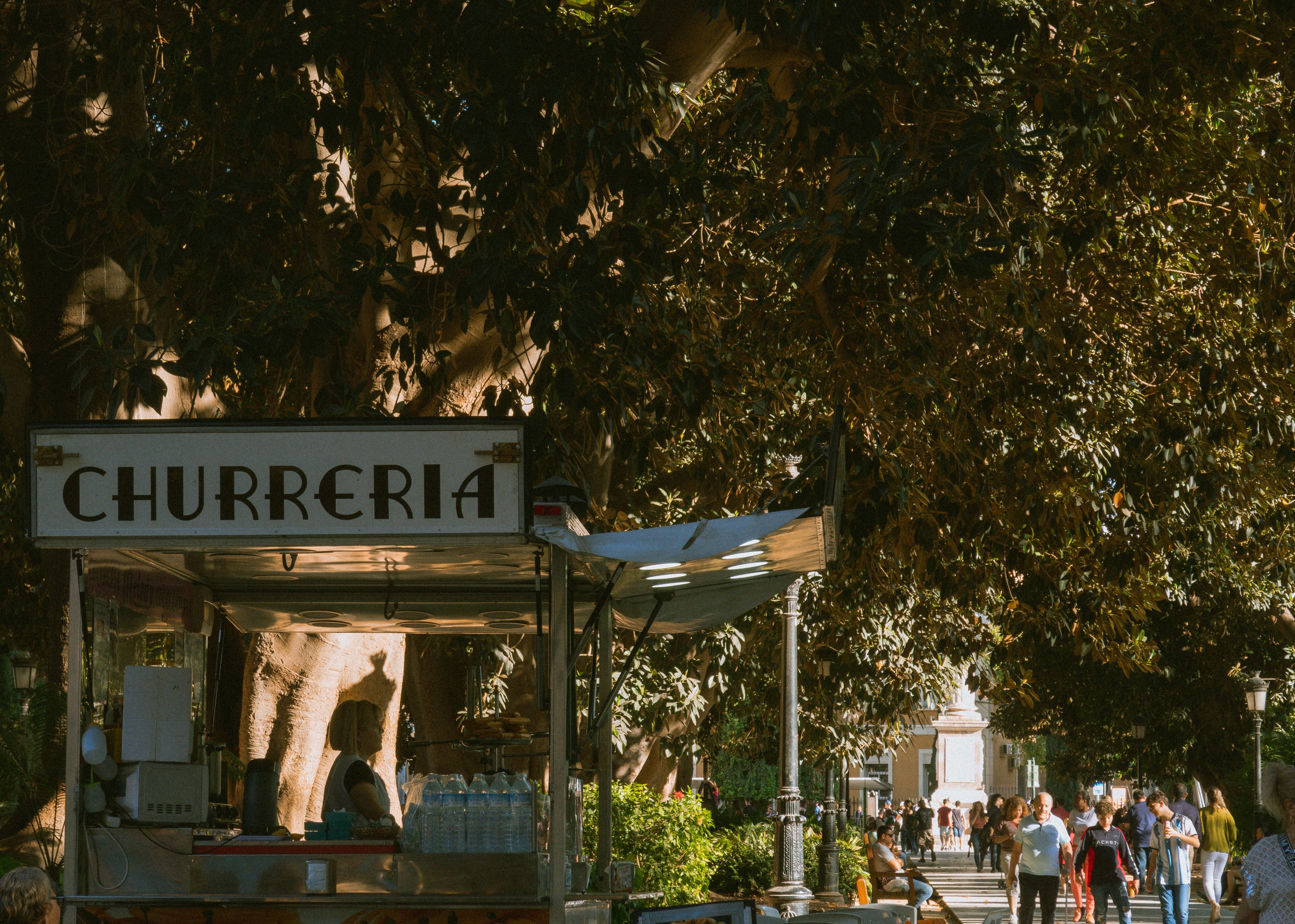 Massa frita mergulhada em chocolate? Sim, por favor / Unsplash