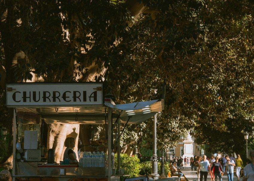 Massa frita mergulhada em chocolate? Sim, por favor / Unsplash