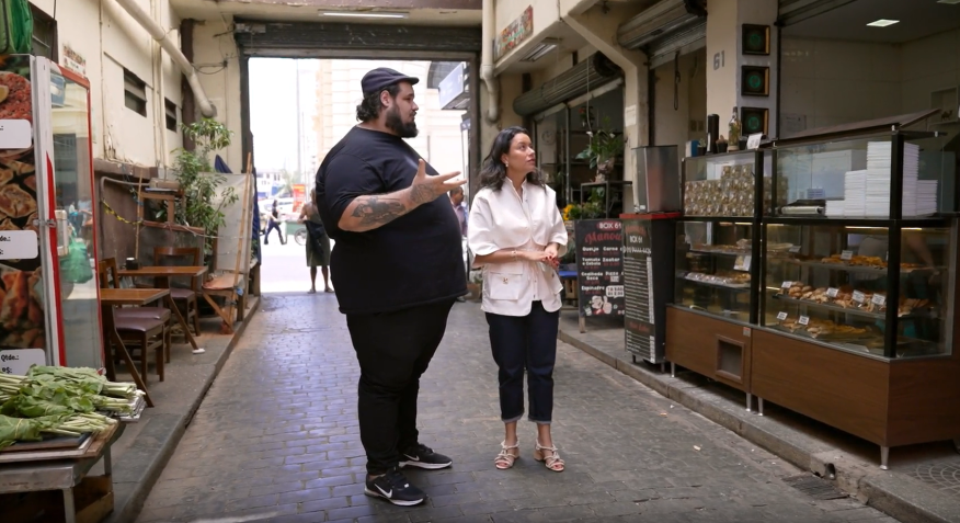 Daniela Filomeno e Fred Caffarena no Mercado Kinjo Yamato, que tem virado um polo de comidas árabes / CNN Viagem & Gastronomia