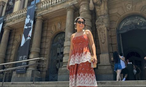 Daniela Filomeno nas escadarias do Theatro Municipal de São Paulo