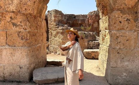 Daniela Filomeno nas ruínas de Antonine Baths, em Cartago, na Tunísia