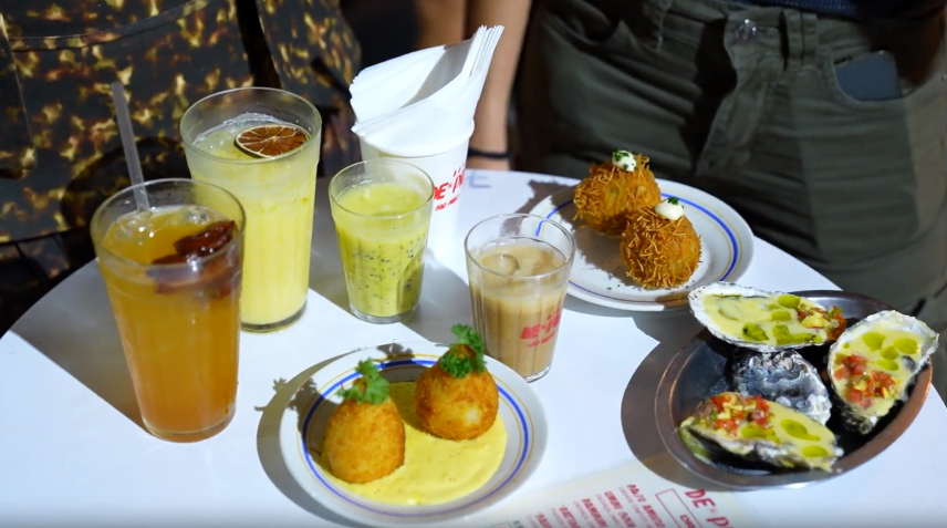 Coxinhas de creme com milho (ao centro) e batidas do De Primeira, botequim na Vila Madalena / CNN Viagem & Gastronomia