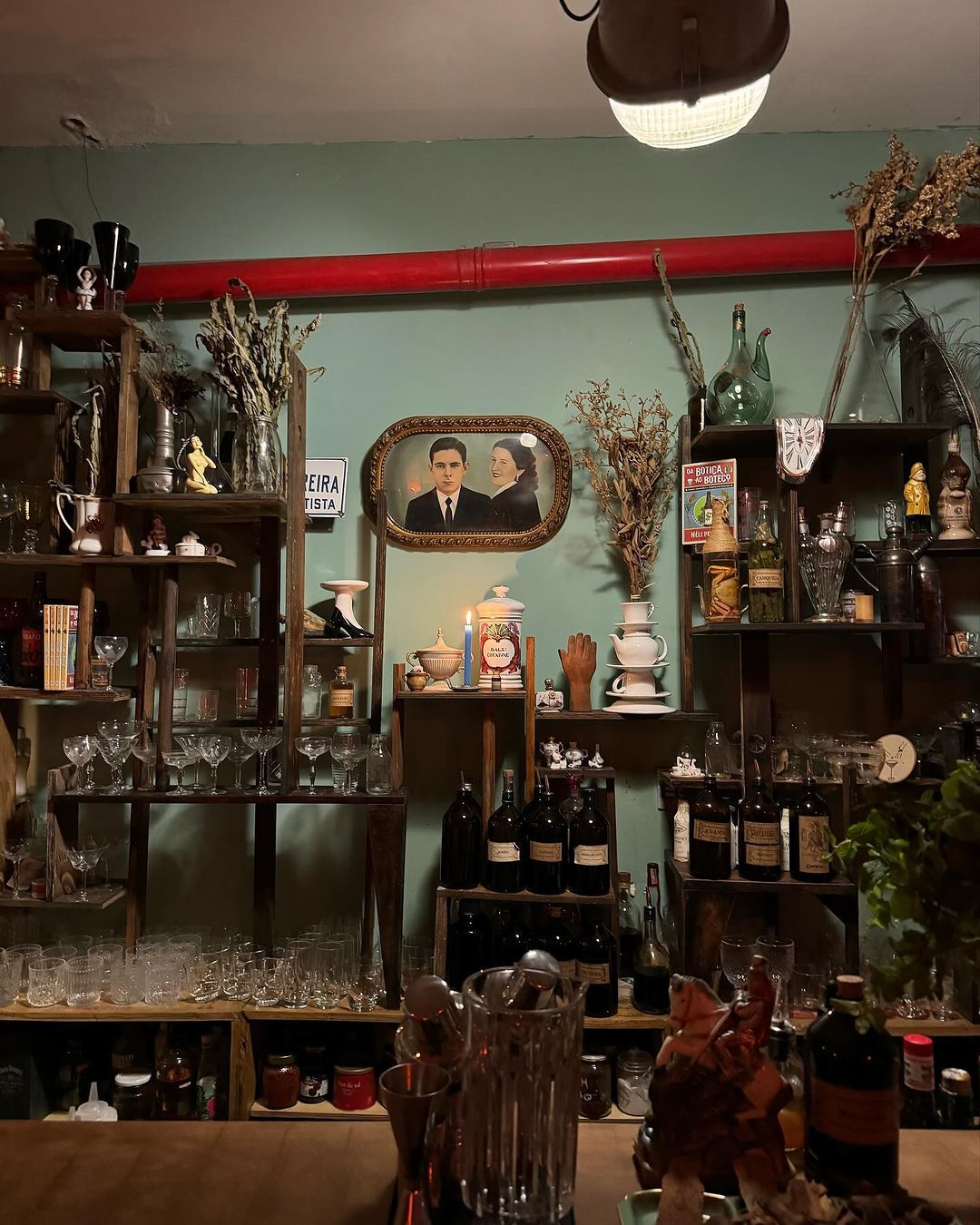 Interior do Espaço Zebra, espaço com ateliê do artista Renato Larini e balcão comandado por Néli Pereira • CNN Viagem & Gastronomia