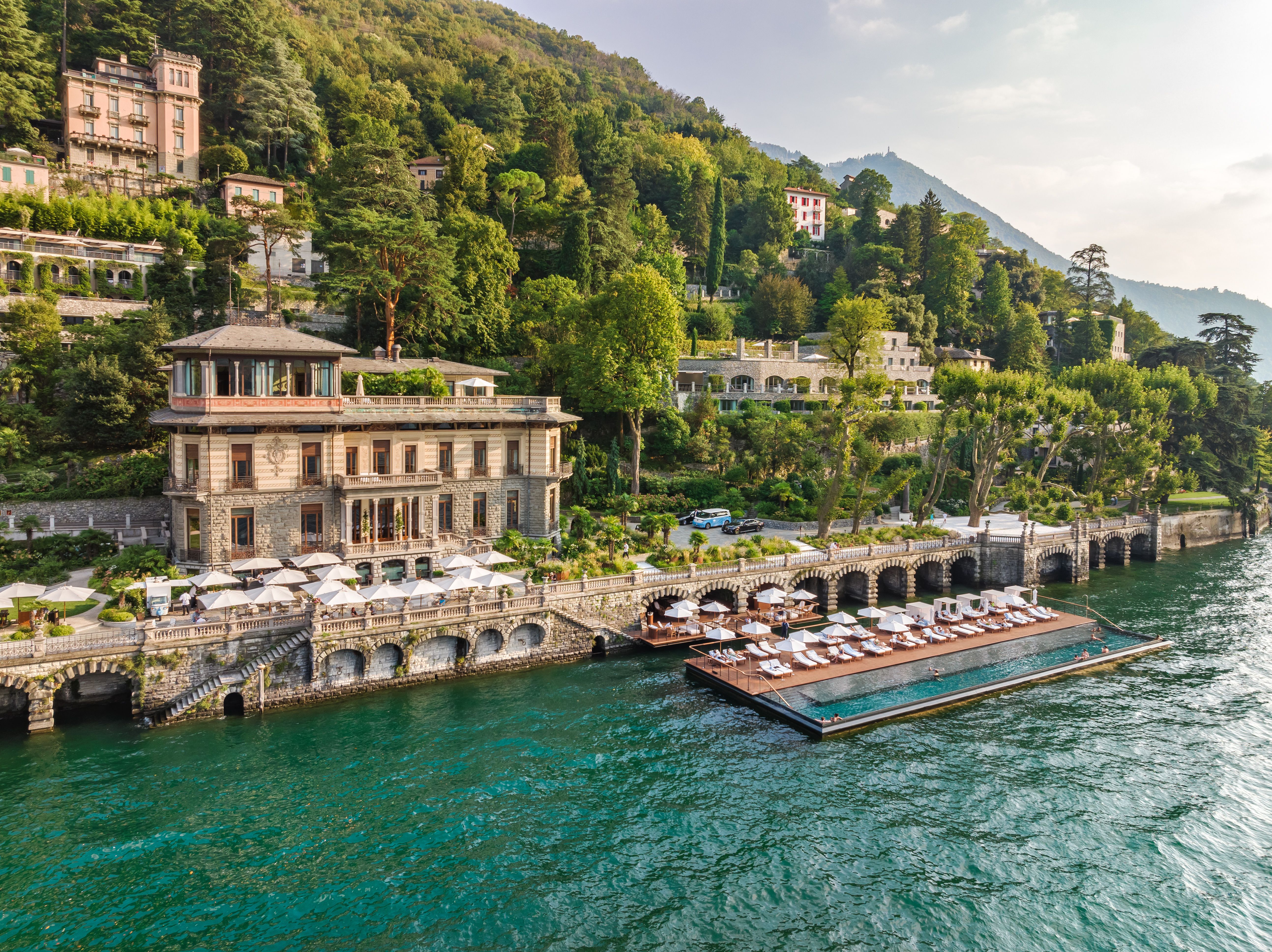 Vista para o Mandarin Oriental Lago di Como, hotel cinco estrelas na Itália