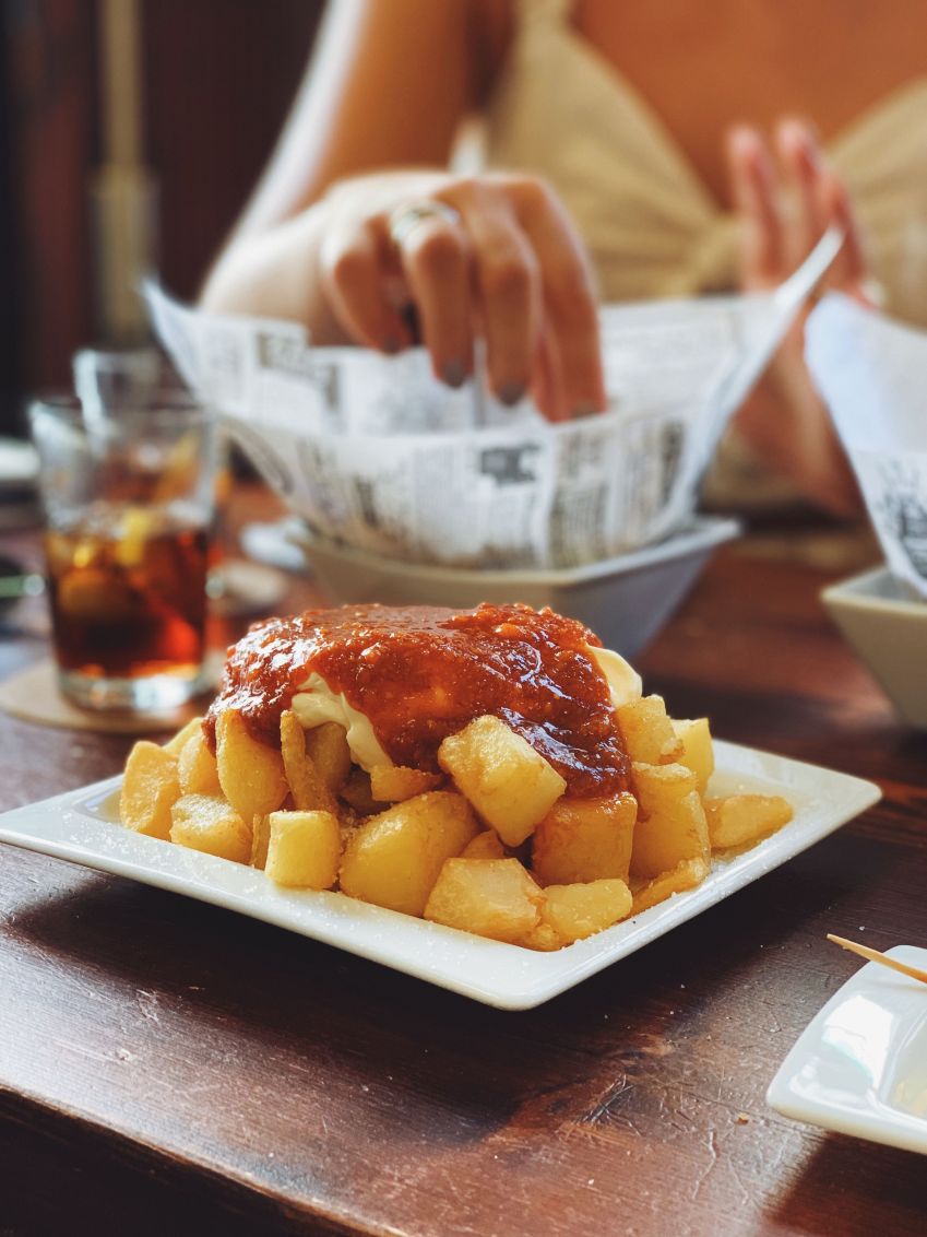 As patatas bravas crocantes são servidas com um molho picante / Unsplash