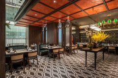 O restaurante RasaNya Steamboat fica em Kuala Lumpur, Malásia, e ganhou notoriedade por seu design maximalista e sabores que misturam sabores asiáticos.