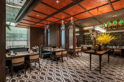 O restaurante RasaNya Steamboat fica em Kuala Lumpur, Malásia, e ganhou notoriedade por seu design maximalista e sabores que misturam sabores asiáticos.