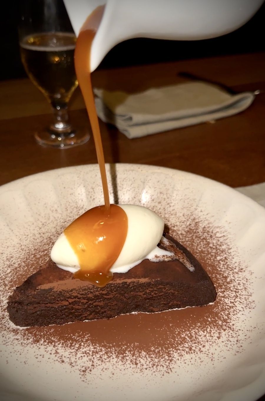 Oriente Express, fondant de chocolate, sorvete de baunilha bourbon, calda de caramelo salgado de missô / Tina Bini