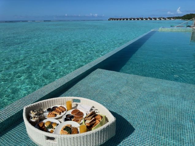 É possível solicitar o café da manhã no quarto, e caso haja uma piscina, o hóspede pode solicitar que seja servido de forma "flutuante". Uma experiência divertida e que rende ótimos cliques / Tina Bini