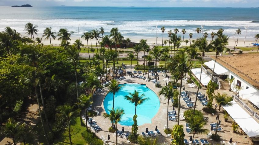 Piscina do Casa Grande no Guarujá, que fica à beira da Praia da Enseada / Divulgação