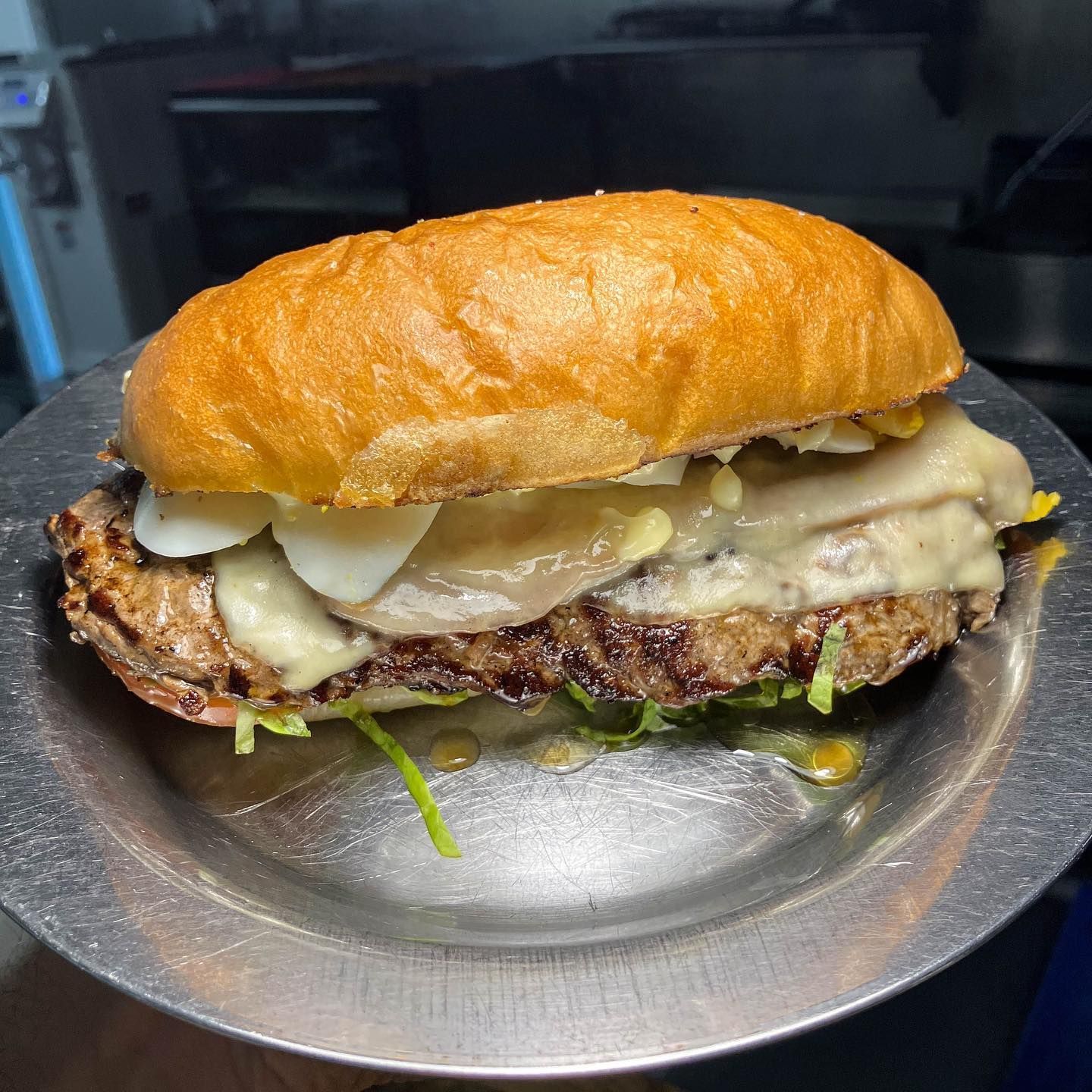 Chivito é o mais tradicional sanduíche uruguaio; na foto, exemplar do República Rotisería • Divulgação/República Rotisería