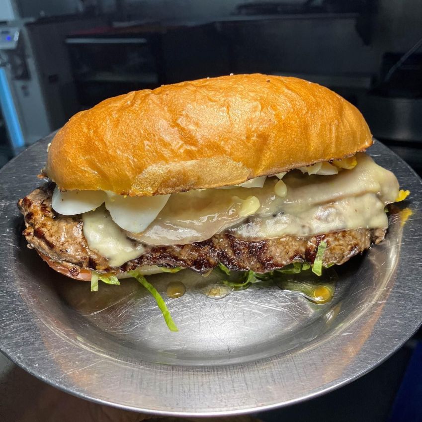 Chivito é o mais tradicional sanduíche uruguaio; na foto, exemplar do República Rotisería / Divulgação/República Rotisería