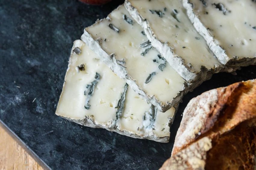 Com quatro décadas de experiência, o Capril do Bosque, em Joanópolis, São Paulo, prepara cerca de 15 tipos diferentes de queijo de cabra. Entre eles, o premiado Dolce Bosco, inspirado do gorgonzola dolce italiano / Lucas Terribili/ Divulgação